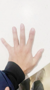 He spread open his palm—and the ＂secret＂ went unnoticed